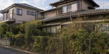 老朽化した空き家と周辺住宅の様子をイメージした写真