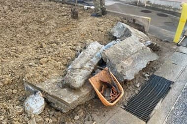 解体現場の地面から掘り出された大きなコンクリート片
