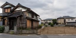 古い日本家屋の外観と更地を並べてリフォームか解体かの選択をイメージした写真
