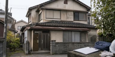 アスベスト含有建材を含む古い日本家屋の外観と解体作業のイメージ