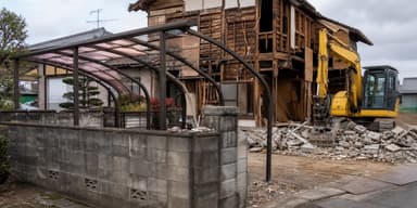 古い住宅の外構(ブロック塀とカーポート)が撤去される解体工事現場