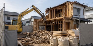 古い木造住宅の解体工事が進む現場。重機が建物を取り壊している
